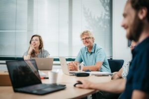 Nico Schaefers en team tijdens overleg